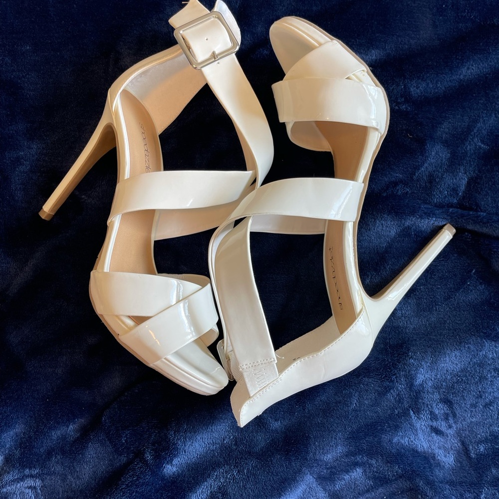 White size 9 shoe dazzle.